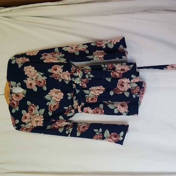 Floral Jumper. Long split sleeve at thigh tie short-skirt like jumper. - Picture 3 of 5